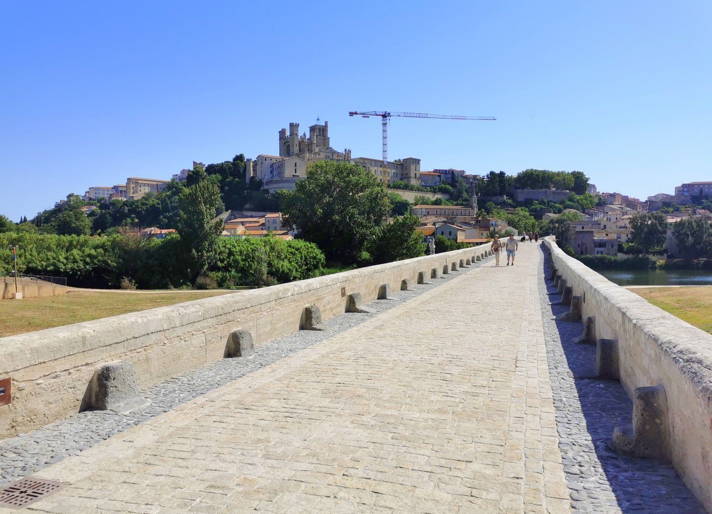 Featured image for “visiter Béziers par la voie douce entre la cathédrale et les écluses”